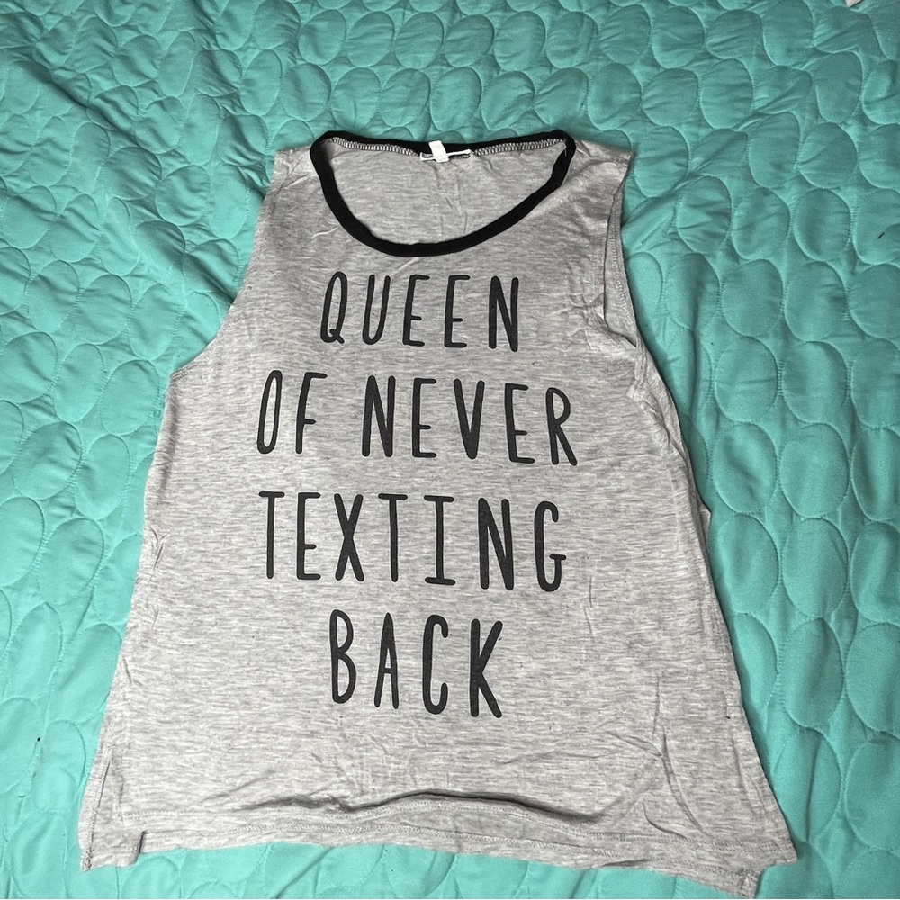 Messy Bun Just Chillin’ “Queen of Never Texting Back” Gray Side Slit Top Size S